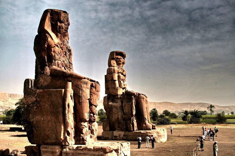 hai tượng thần Memnon khổng lồ canh giữ cổng 